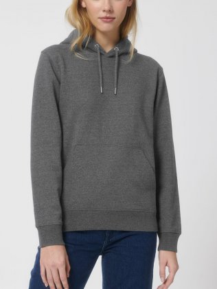 Une femme qui porte un sweat à capuche en coton recyclé Re-Cruiser en coloris re-white
