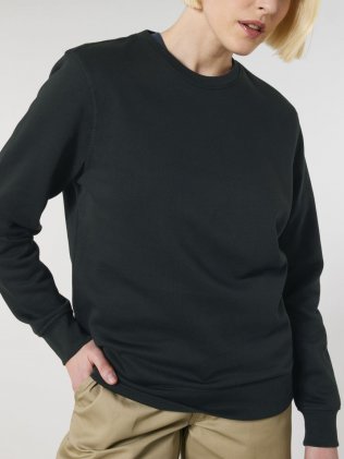 une femme portant le sweat Roller personnalisable en coloris Black