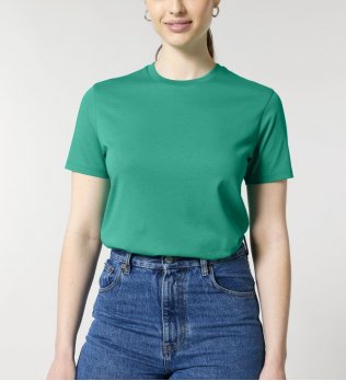 une femme portant le t-shirt à personnaliser crafter dans le coloris Go green 