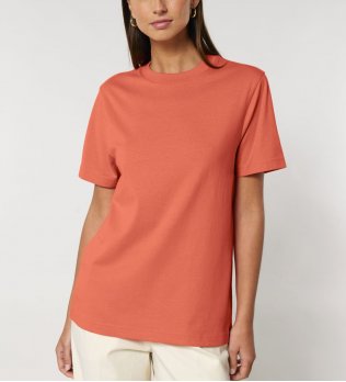 femme portant le t-shirt personnalisable sparker 2.0 en coloris FIesta