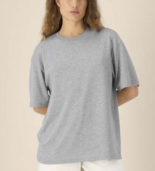mannequin femme de face portant le T-shirt Blaker personnalisable