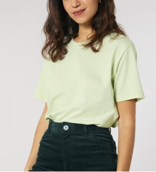 Femme portant le t-shirt Stanley / Stella Rocker référence STTU758 de couleur Stem Green de face
