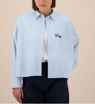 mannequin femme de face portant la chemise Stella Harper personnalisable