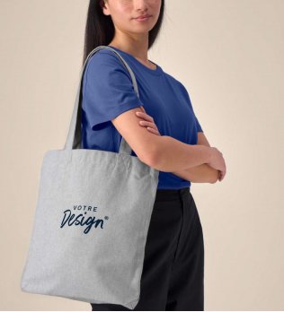 mannequin femme de face portant le Tote Bag personnalisable