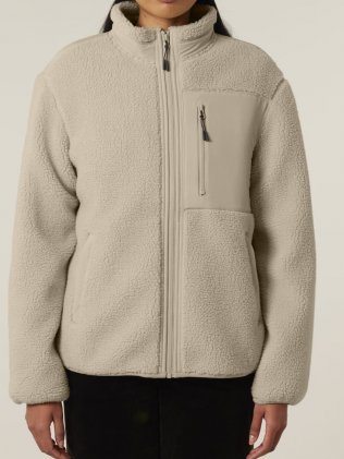 mannequin femme de face portant la Sherpa Brooker personnalisable