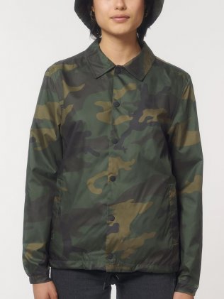 Veste camouflage recyclée Coacher AOP sans logo porté par une femme