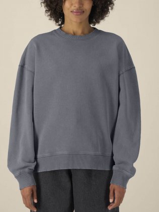 mannequin femme de face portant le Sweat Radder 2.0 Vintage personnalisable