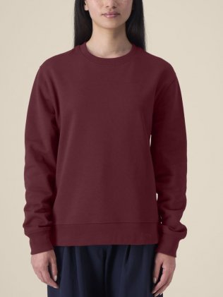 mannequin femme de face portant le Sweat Thinker personnalisable