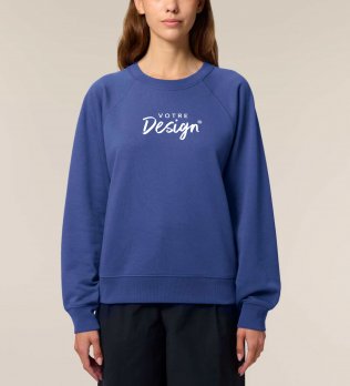 mannequin femme de face portant le Sweat Stella Clara personnalisable