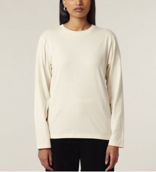 mannequin femme de face portant le t-shirt Creator 2.0 Long Sleeve en natural raw