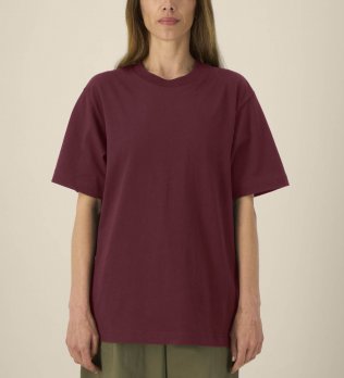 Mannequin femme de face portant le T-shirt bio unisexe personnalisé | Freestyler