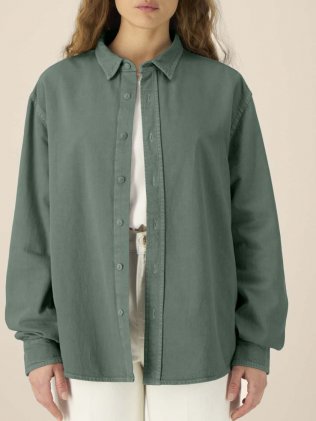 mannequin femme de face portant la Worker Shirt personnalisable
