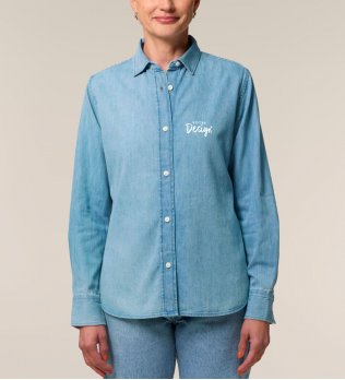 mannequin femme de face portant la Chemise Stella Denim personnalisable