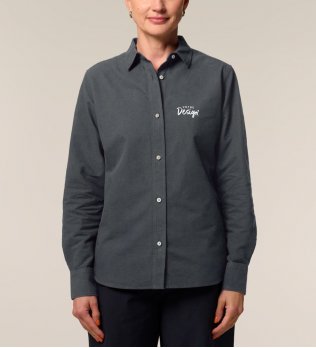mannequin femme de face portant la Stella Oxford Shirt personnalisable