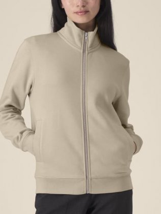 mannequin femme de face portant le Sweat Trailer 2.0 personnalisable