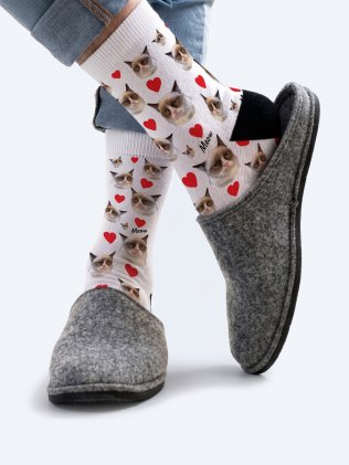 Chaussettes personnalisées imprimées avec des photos de chat et des coeurs rouges, vue portée avec chaussons en feutre gris