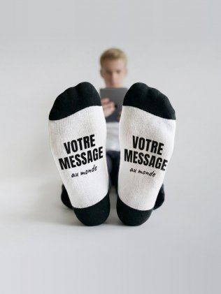 Chaussettes à message caché personnalisables, vue portée de dessous montrant le message imprimé sous les pieds