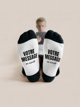 Chaussettes à message caché personnalisables, vue portée de dessous montrant le message imprimé sous les pieds