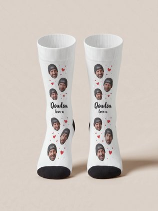 Paire de chaussettes blanches personnalisées, photos de visages, coeurs et texte imprimés sur le devant