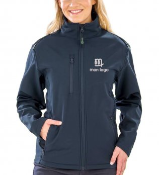 femme avec softshell recyclée personnalisée avec logo