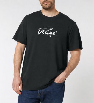 un homme portant le t-shirt sparker 2.0 personnalisé  en coloris black 