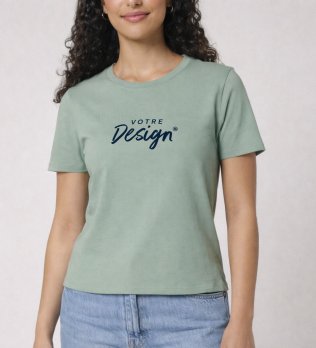 femme portant le t-shirt Ella personnalisé avec votre logo, en coloris Aloe
