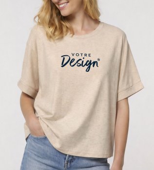 Femme portant le t-shirt Stanley / Stella Rocker référence STTW089 de couleur heather rainbow de face