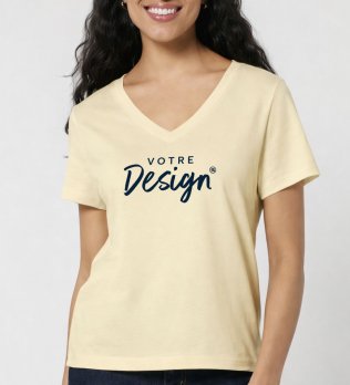 Femme portant le t-shirt Stanley / Stella Rocker référence STTW176 de couleur Butter de face