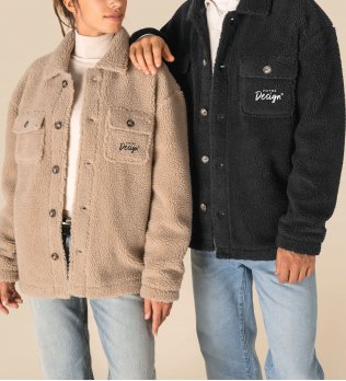 mannequin homme et mannequin femme de face portant la Surchemise à épaules tombantes en sherpa unisexe personnalisable