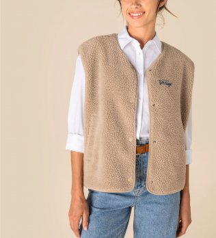 mannequin femme de face portant la Veste sans manches en sherpa femme personnalisable