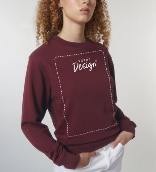 femme portant le STSU799 en coloris burgundy avec zone de personnalisation pour votre design femme portant le STSU799 en coloris burgundy avec zone de personnalisation pour votre logo