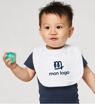 bébé portant un bavoir blanc bio personnalisé 