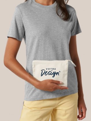 mannequin femme de face portant Pencil Case personnalisable