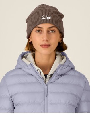 Mannequin femme de face portant le bonnet Fisherman Beanie couleur mocha