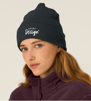Mannequin femme de face portant le bonnet Rib Beanie couleur black Mannequin femme de face portant le bonnet Rib Beanie couleur black