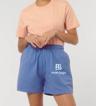 femme à short bleu avec logo et t-shirt rose à personnaliser 