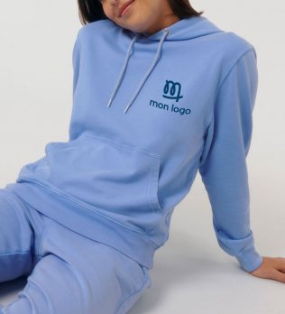 sweat à cordons bio en bleu avec logo mistertee porté par une femme