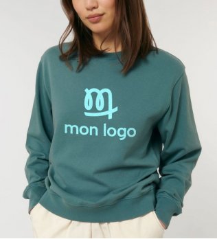 sweat bio avec logo porté par une femme