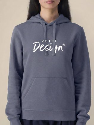 Mannequin femme de face portant le sweat unisexe drummer couleur blue grey