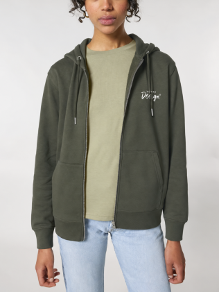 une femme de face portant le sweatshirt à capuche zippé Cultivator 2.0 à personnaliser en coloris khaki une femme de face portant le sweatshirt à capuche zippé Cultivator 2.0 à personnaliser en coloris khaki