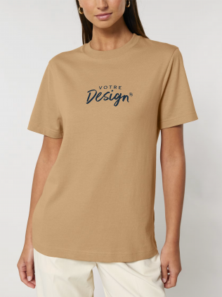 femme portant le t-shirt personnalisable sparker 2.0 de face en coloris latte 