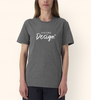 Mannequin femme de face portant le tee-shirt unisexe en coton bio recyclé Re-Creator en couleur RE-Black