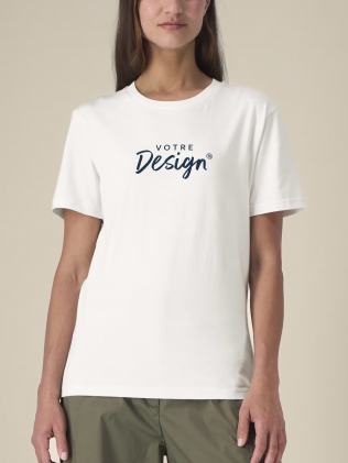 Mannequin femme de face portant le tee-shirt unisexe en coton bio recyclé Re-Creator en couleur RE-white