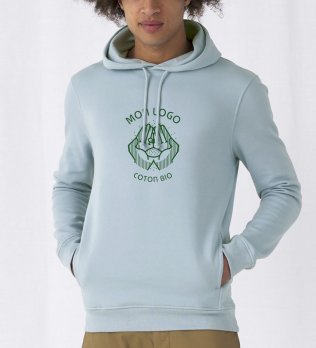 Exemple de logo imprimé sur le sweat à capuche bio BCU33B en coloris Blue Fog Exemple de logo imprimé sur le sweat à capuche bio BCU33B en coloris Blue Fog