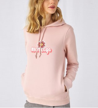 Exemple de logo floqué sur le sweat bio pour femme BCW34B en coloris Soft Rose Exemple de logo floqué sur le sweat bio pour femme BCW34B en coloris Soft Rose