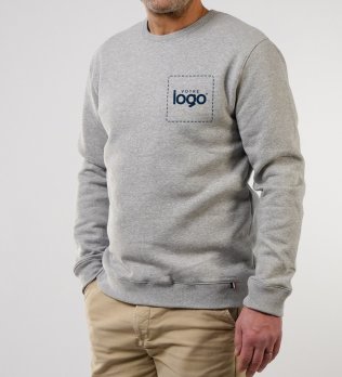 mannequin homme de face portant le sweat Alix col rond personnalisable fabriqué en France 
