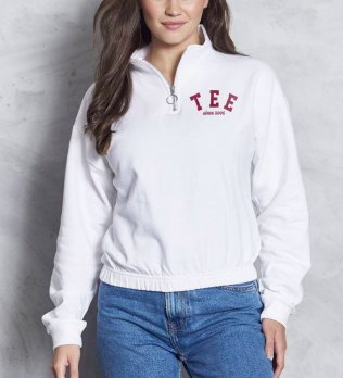vue lifestyle sweat blanc avec logo loqué vue lifestyle sweat blanc avec logo loqué
