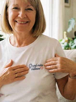 mannequin femme de face portant le T-shirt femme Grand-mère veilleuse mannequin femme de face portant le T-shirt femme Grand-mère veilleuse