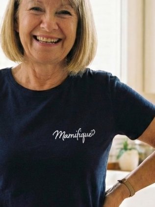 mannequin femme de face portant T-shirt femme Mamifique mannequin femme de face portant T-shirt femme Mamifique