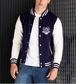 Veste teddy unisexe JH043 avec logo floqué porté par un mannequin homme